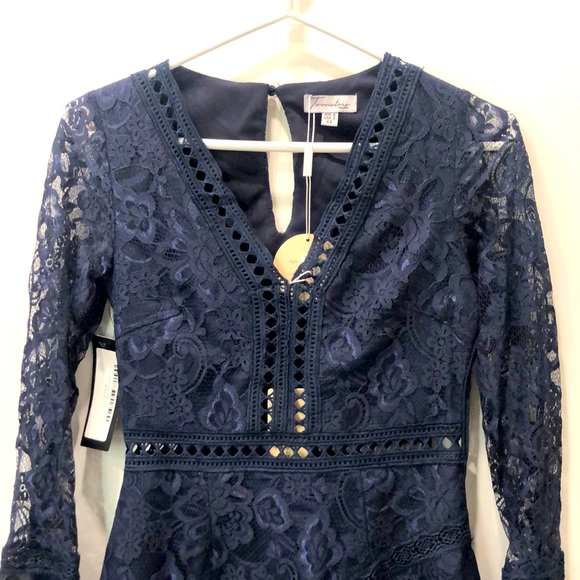 Lace dress - Picture 2 of 6